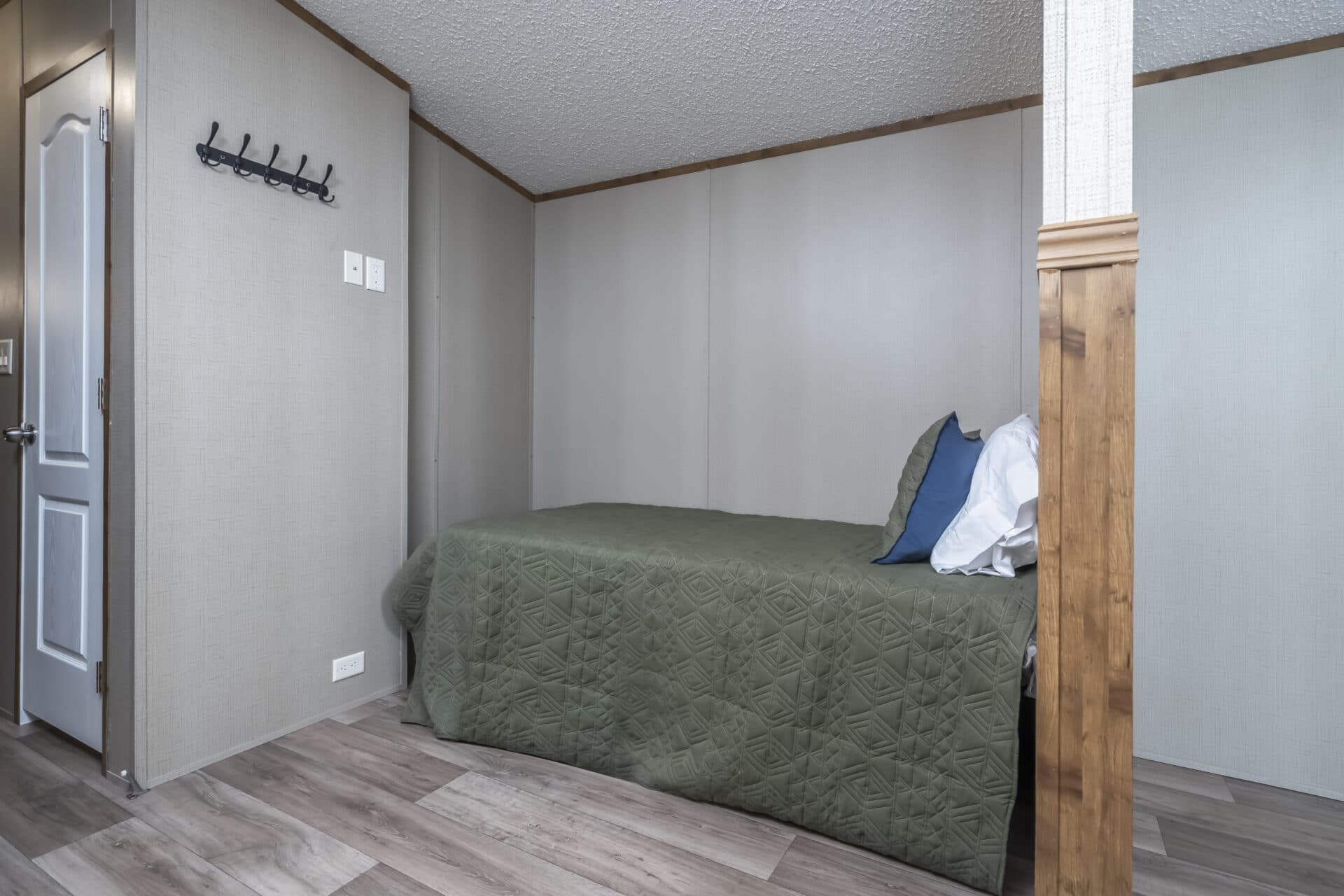 Select s-1234-31a bedroom home features
