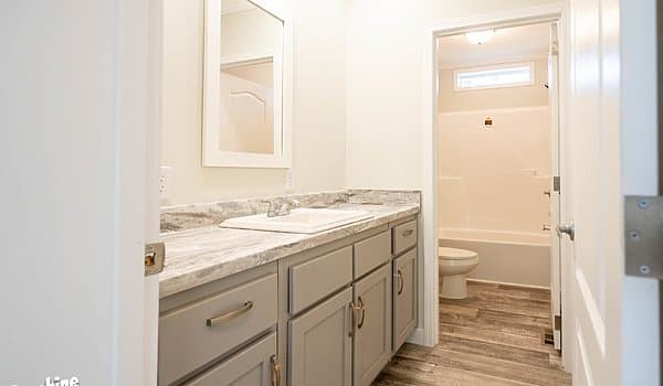 Pri3280-2043 bathroom home features