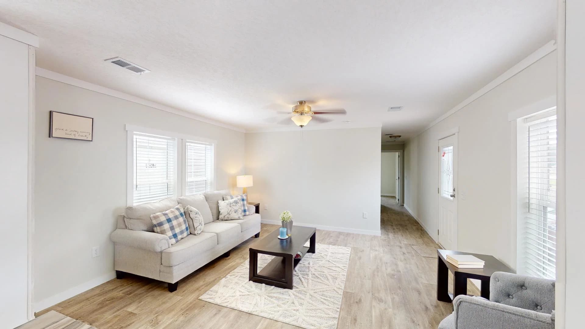 Pri1680-102 interior home features
