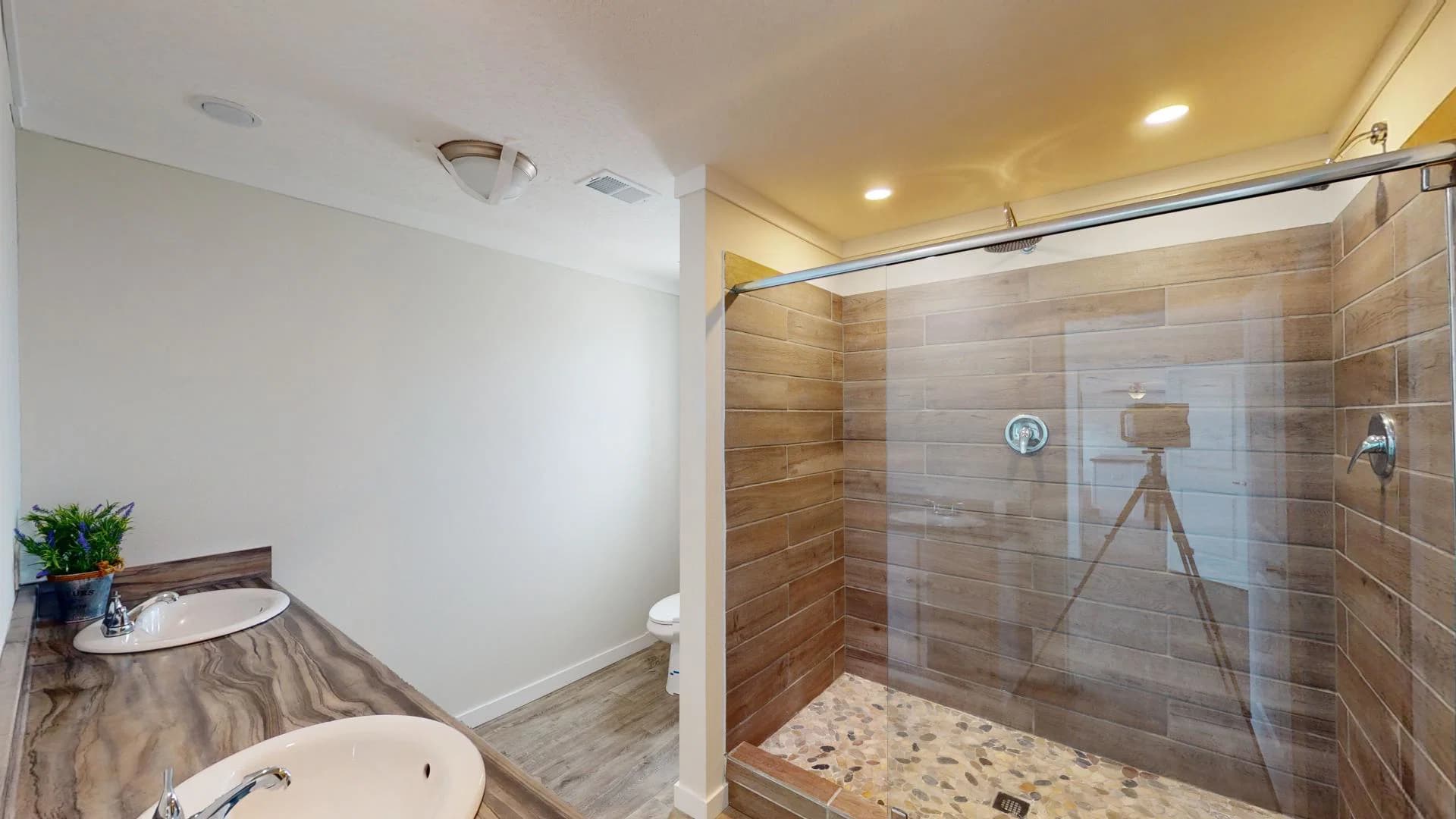 Pri1680-102 bathroom home features