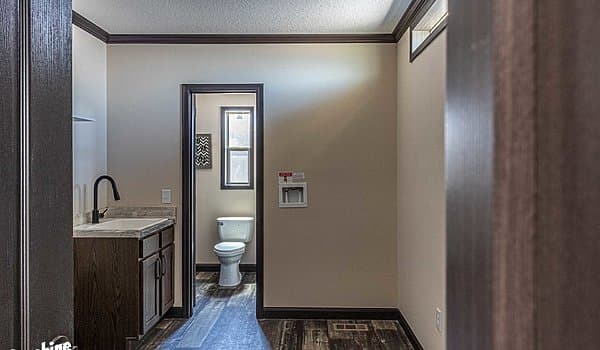 Pri3268-2004 bathroom home features