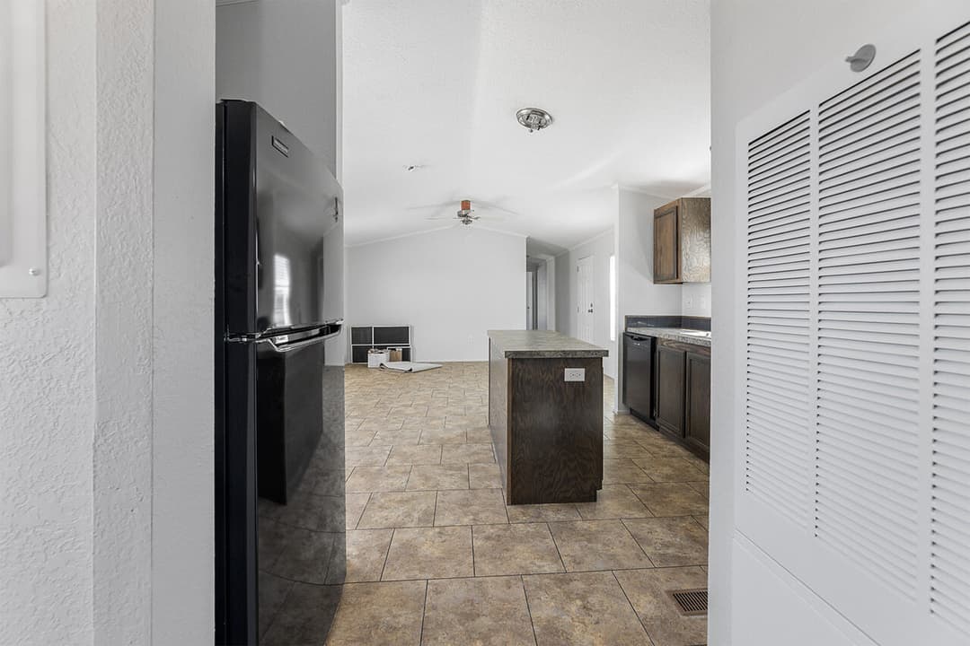 Emerald 16723a kitchen home features