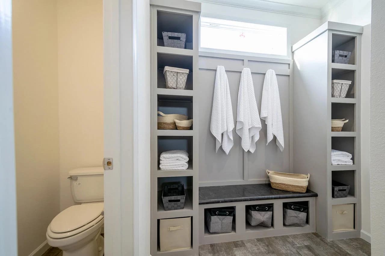Innovation in3268h32052 interior home features