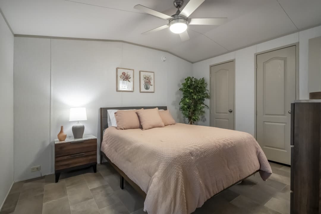 Select s-1664-32c bedroom home features