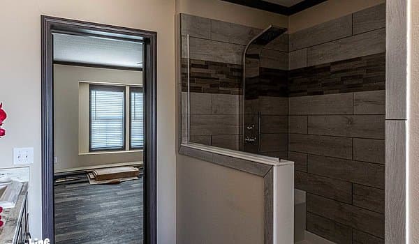 Pri3268-2004 bathroom home features