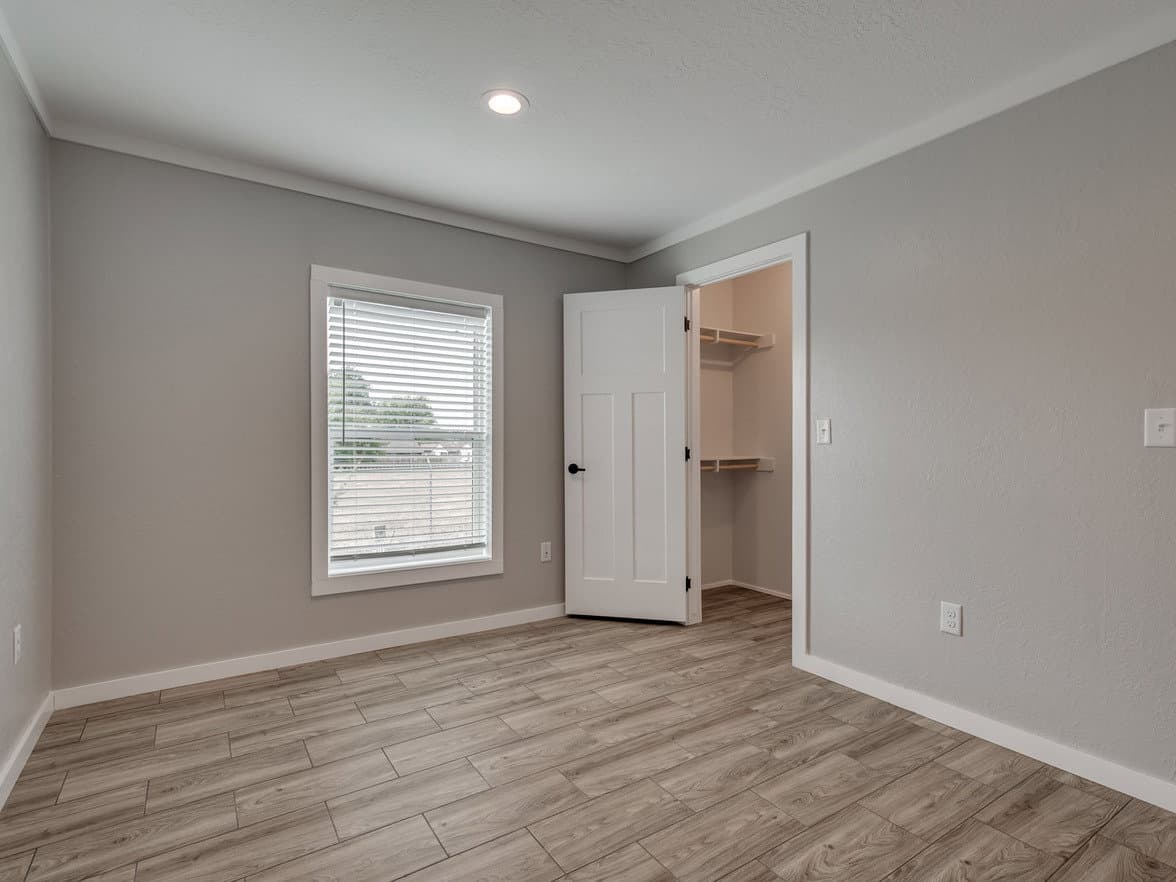 Atmos 28603n bedroom home features