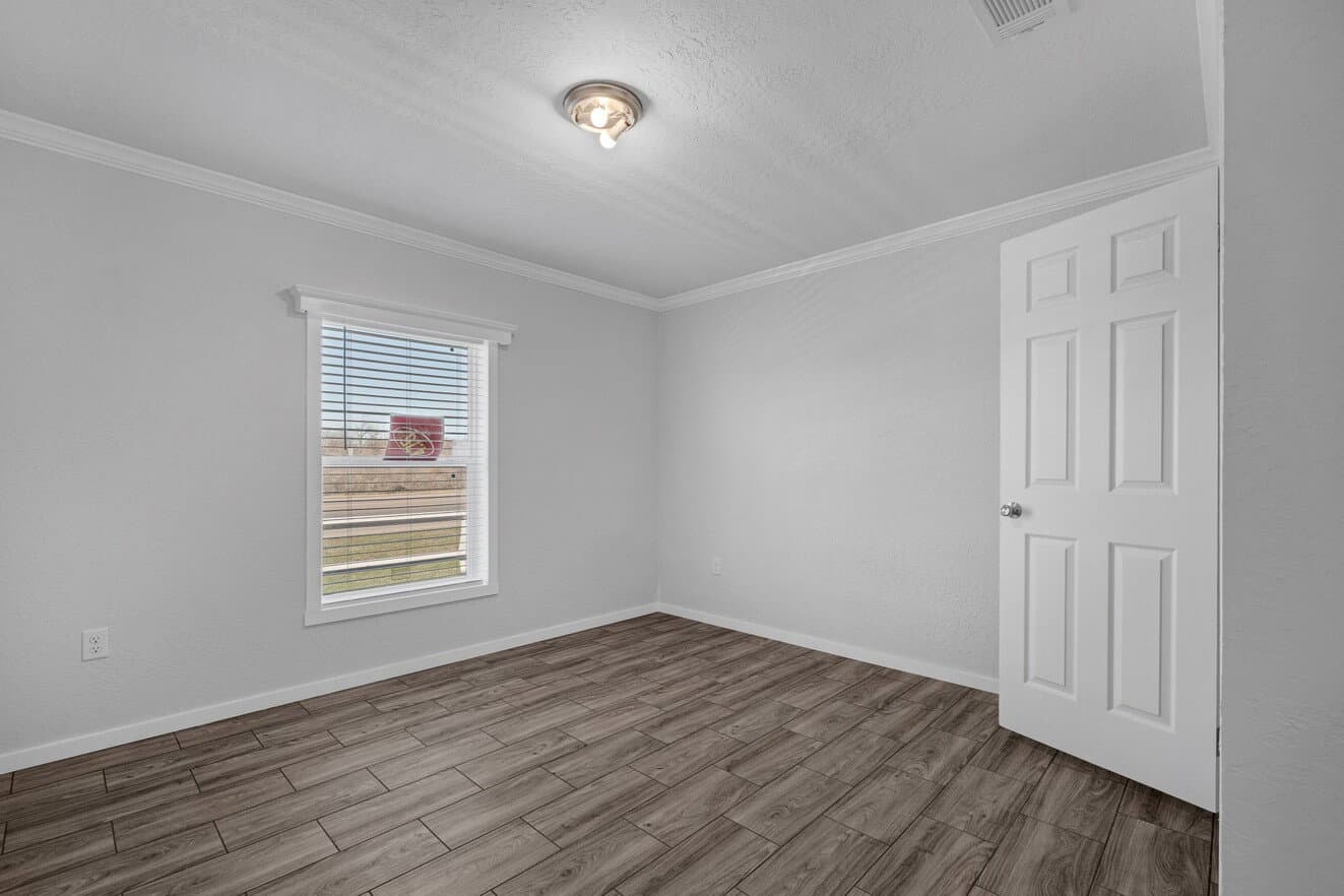 Topaz 28764a bedroom home features