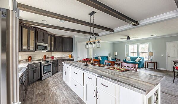 Pri3284-2010 kitchen home features