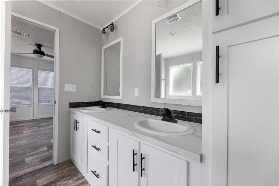 Verde ranch 28523n bathroom home features