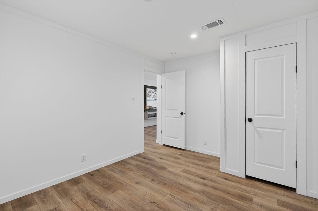 Gateway 2868a bedroom home features