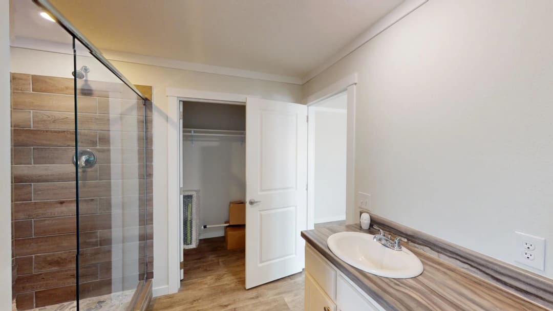 Pri1680-102 bathroom home features