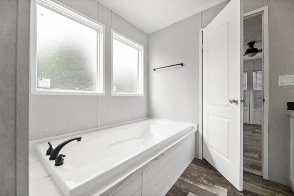 Verde ranch 28523n bathroom home features