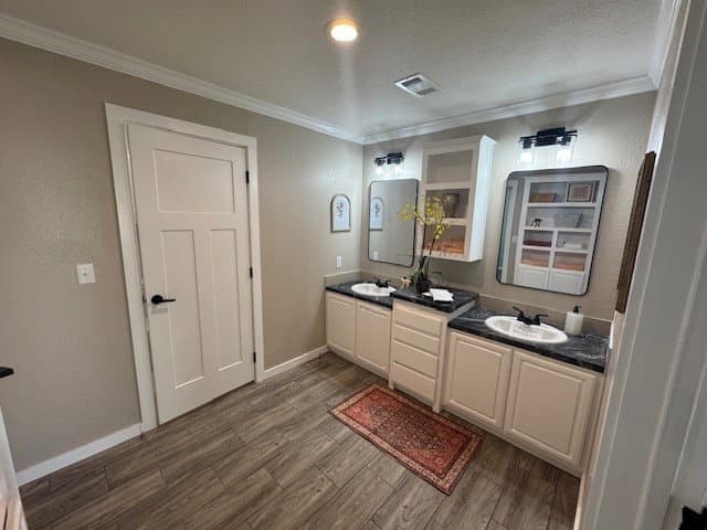 Solitaire 28643a bathroom home features
