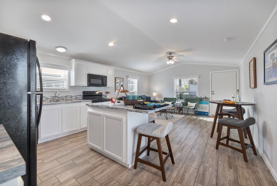 Emerald 16682a kitchen home features