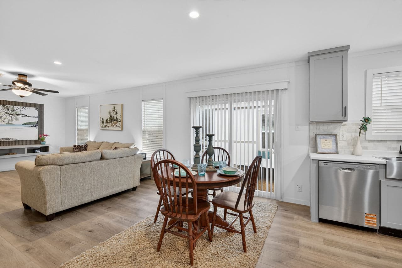 Gateway 2868a interior home features