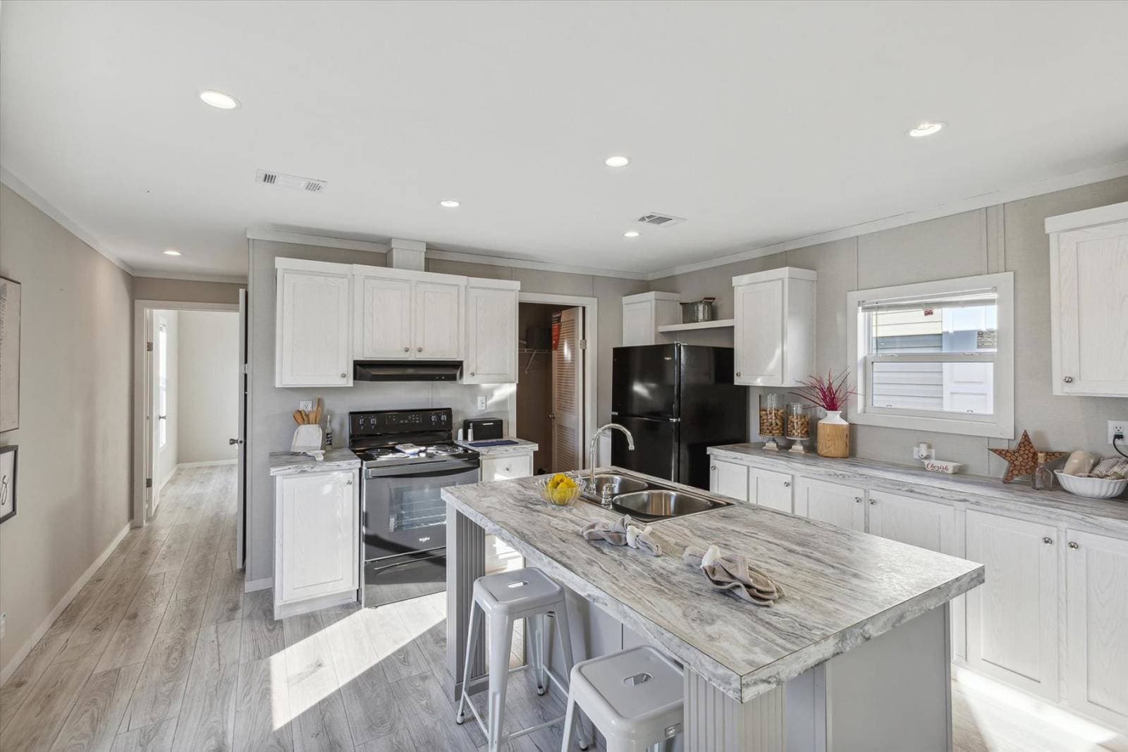 Rm1676c kitchen home features