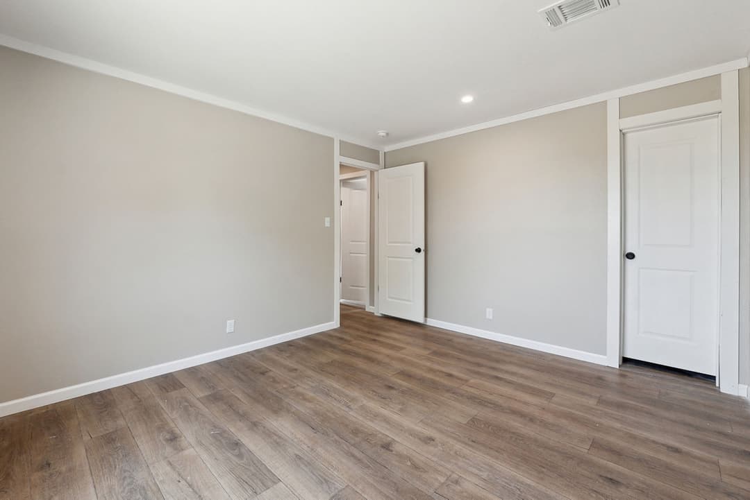 Gateway 2856a bedroom home features