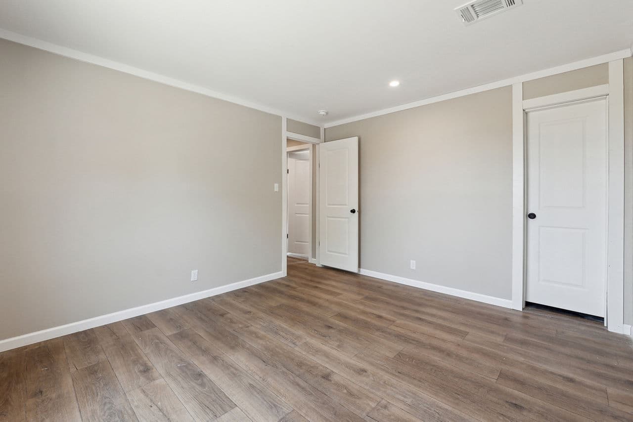 Gateway 2856a bedroom home features