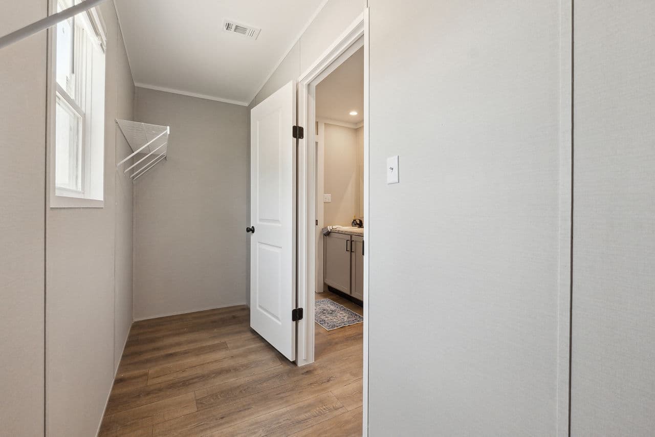 Gateway 2856a bedroom home features