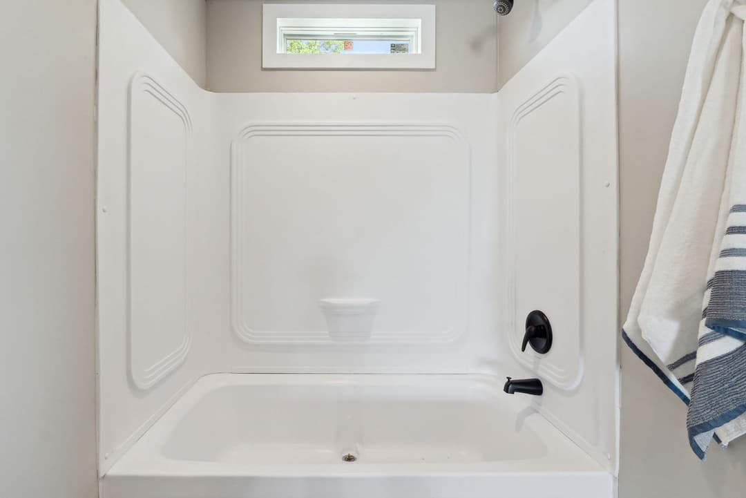 Gateway 2856a bathroom home features