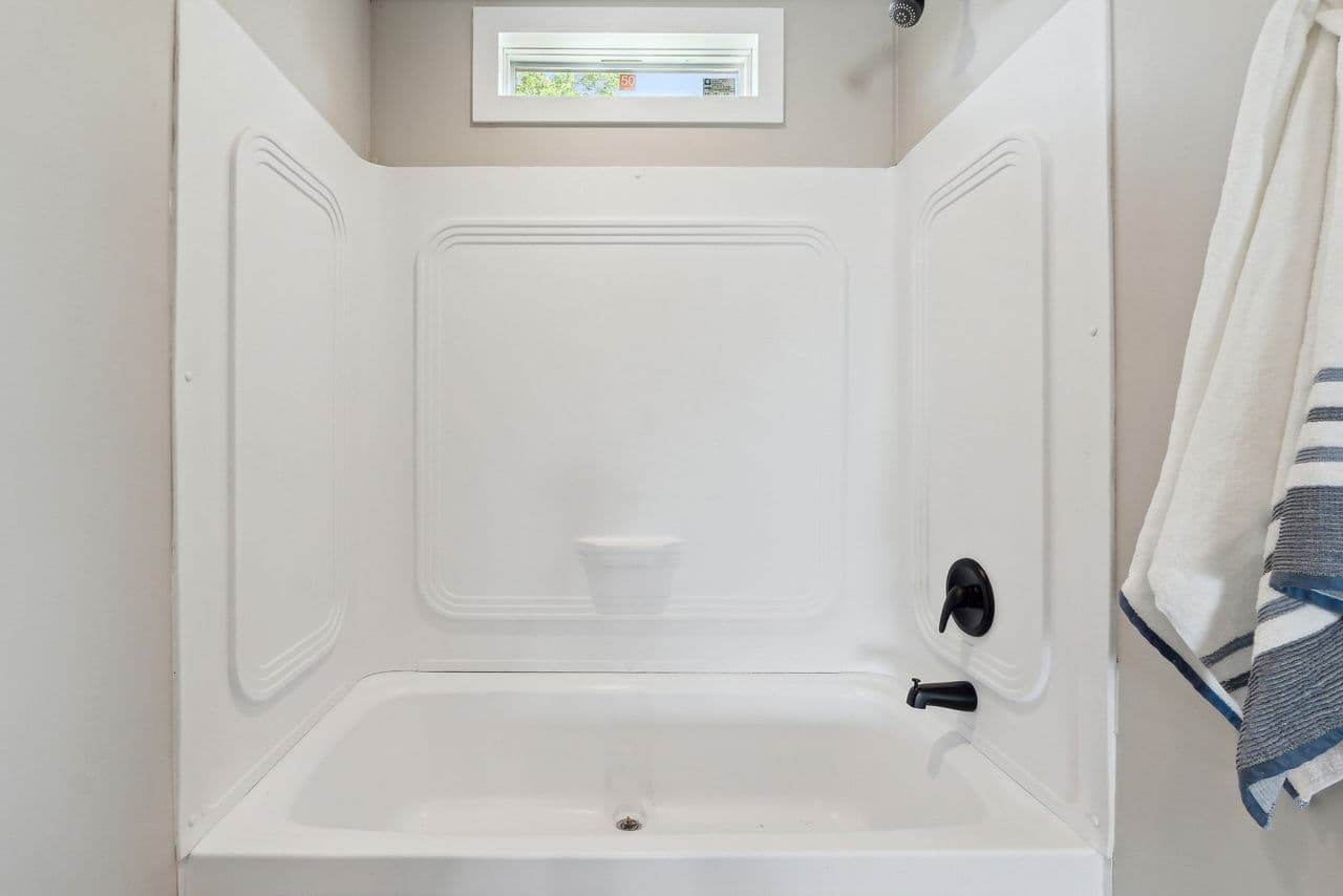 Gateway 2856a bathroom home features