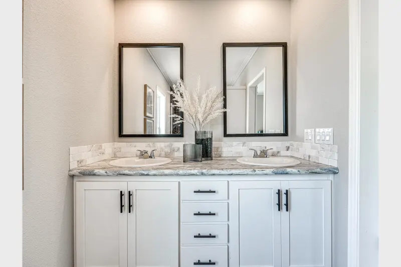 Genesis 9302 bathroom home features