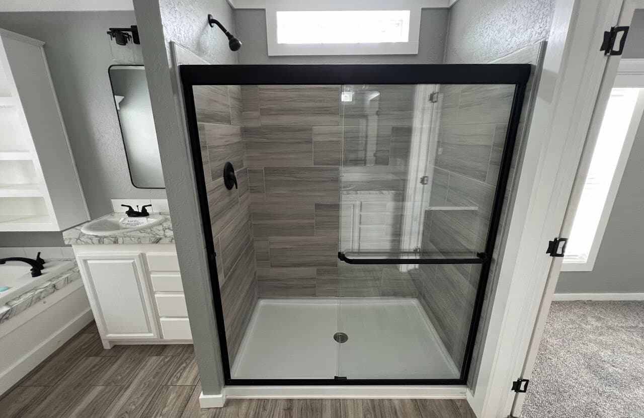 Solitaire 28684a bathroom home features