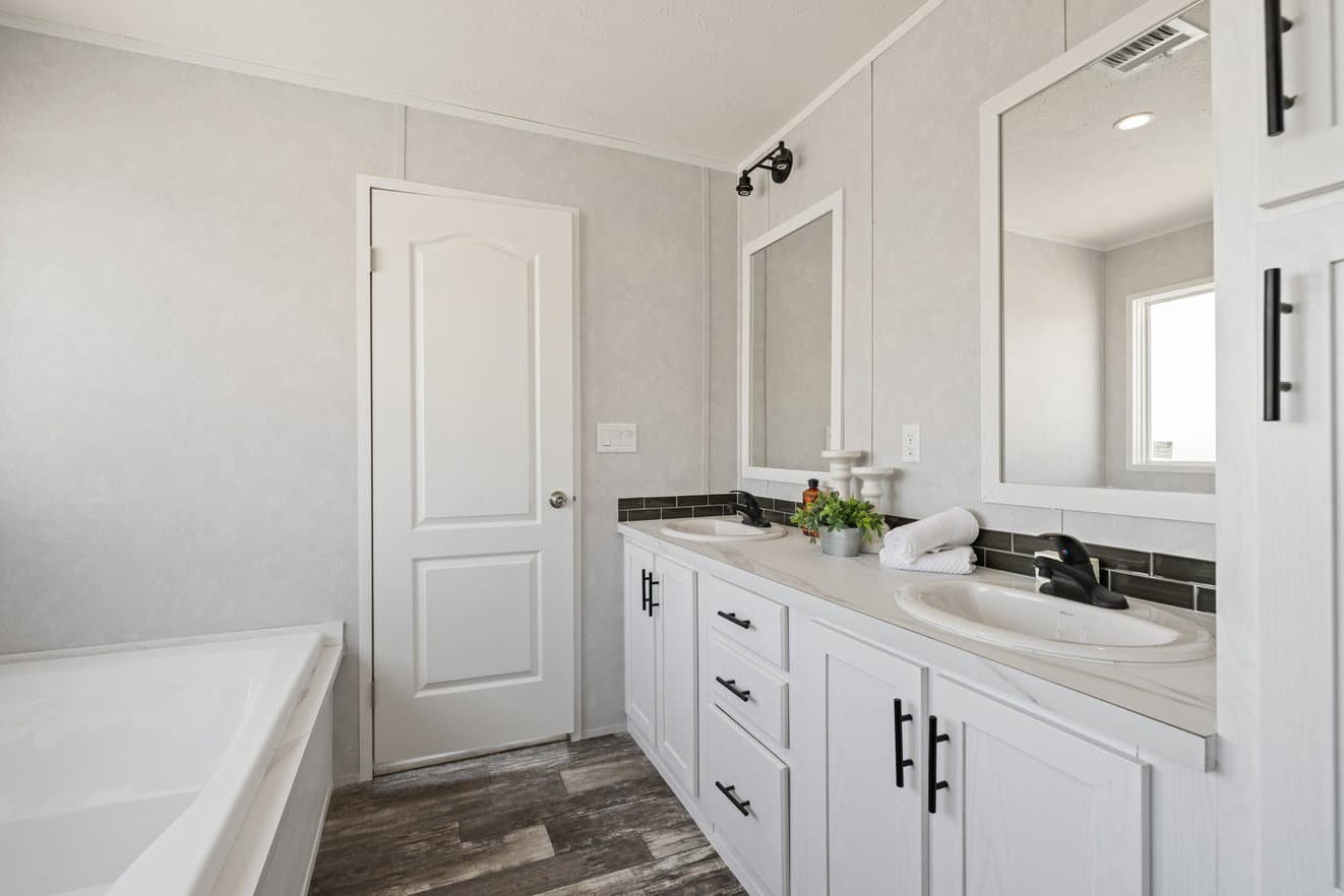 Verde ranch 28563n bathroom home features