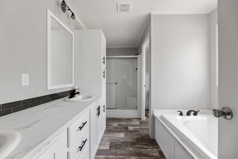 Verde ranch 28523n bathroom home features
