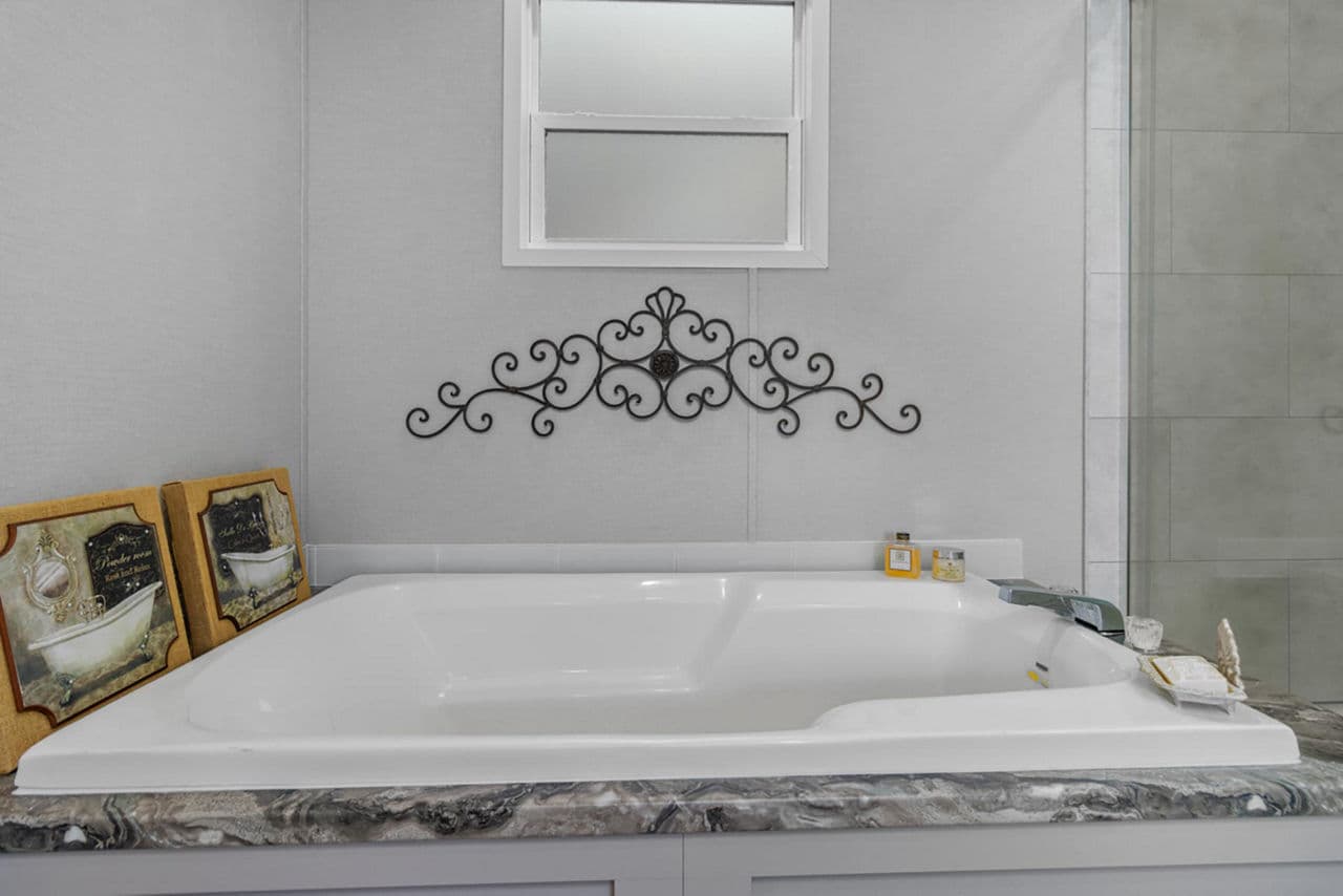Poydras lot #11 bathroom home features