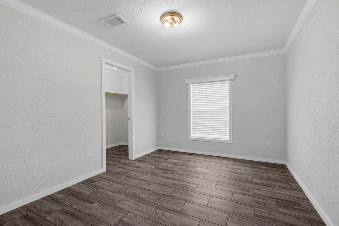 Topaz 28563a bedroom home features