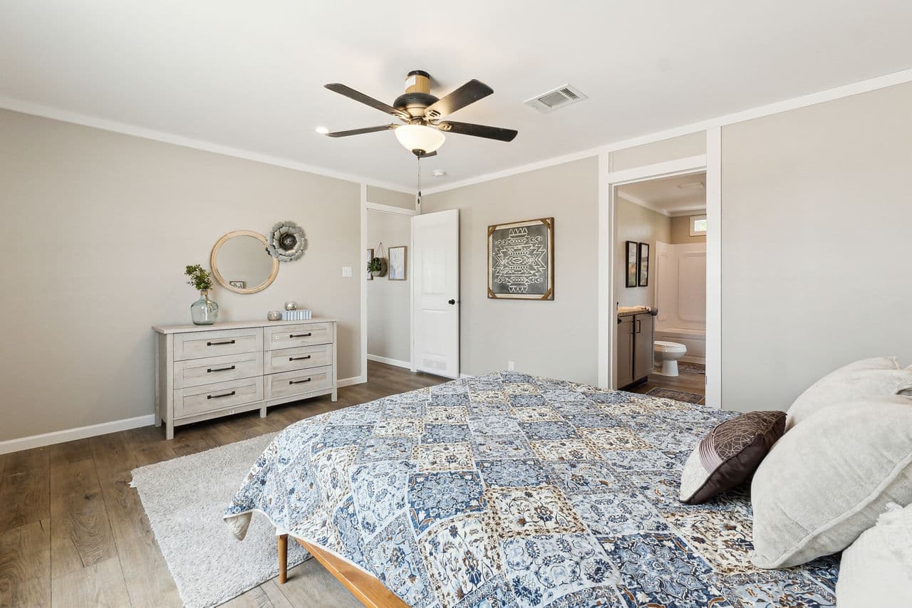 Gateway 2856a bedroom home features