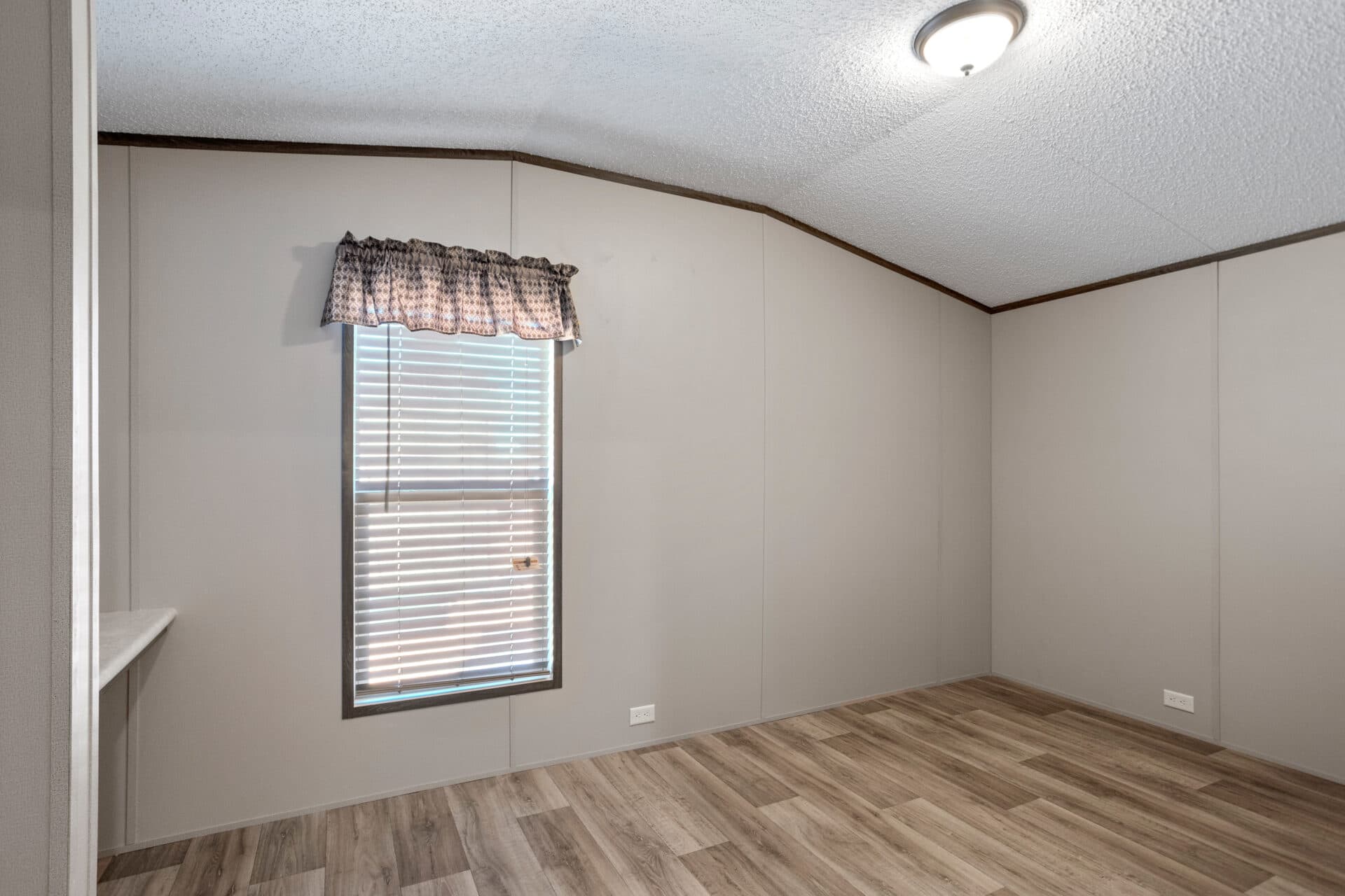 Classic c-1672-32c bedroom home features