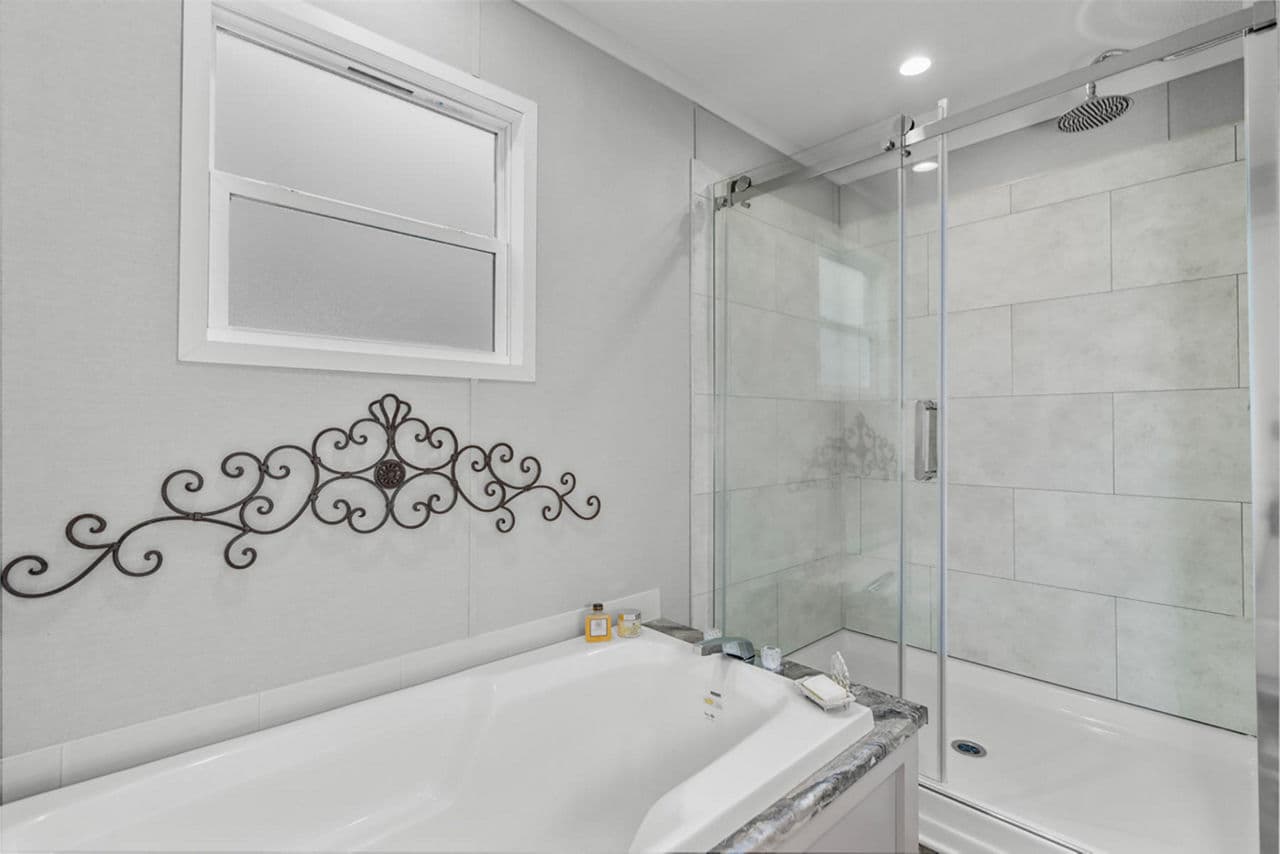Poydras lot #11 bathroom home features