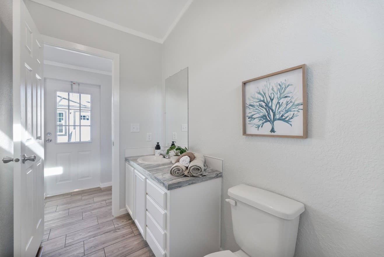 Emerald 16682a bathroom home features