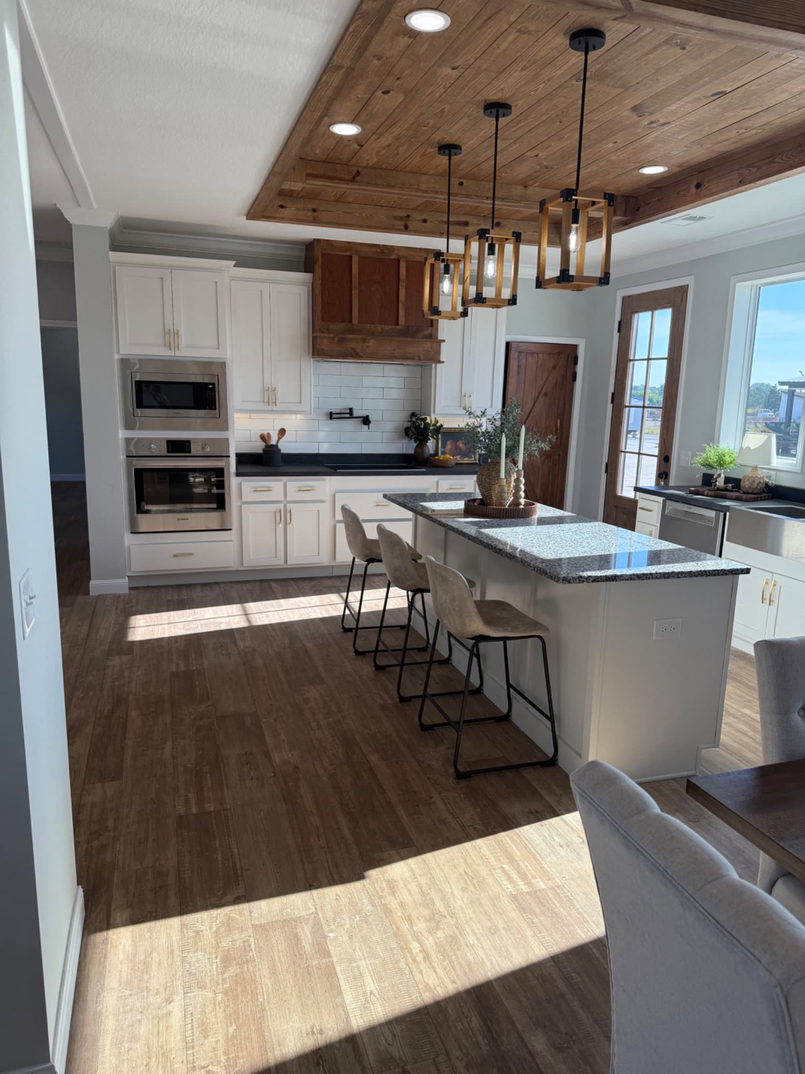 Custom sunshine 2043 lot 16  home features