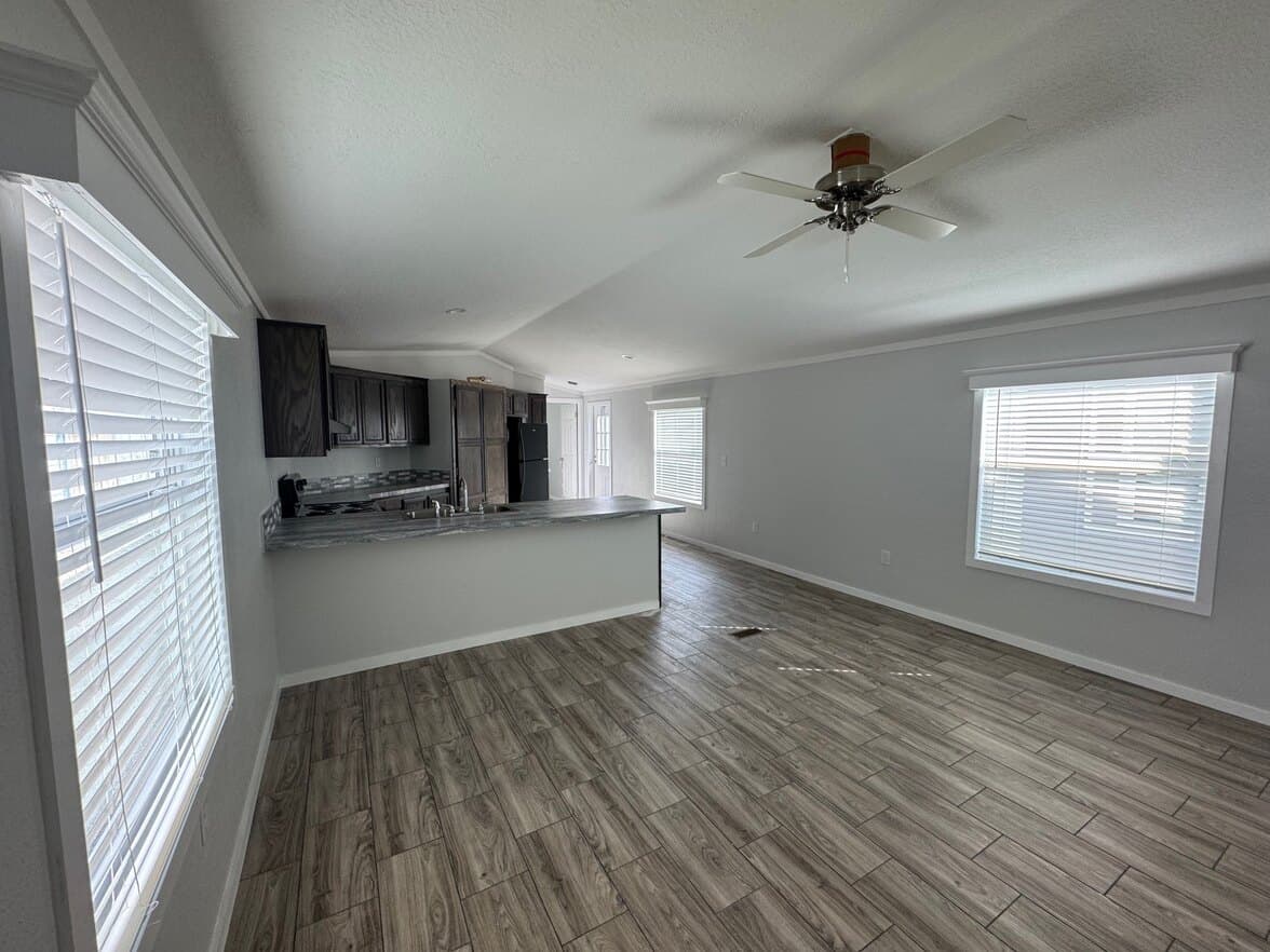 Solitaire 16763a interior home features