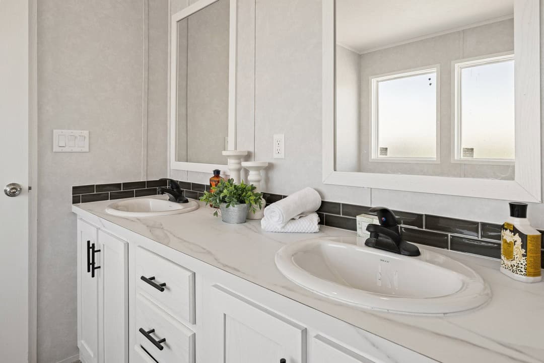 Verde ranch 28563n bathroom home features