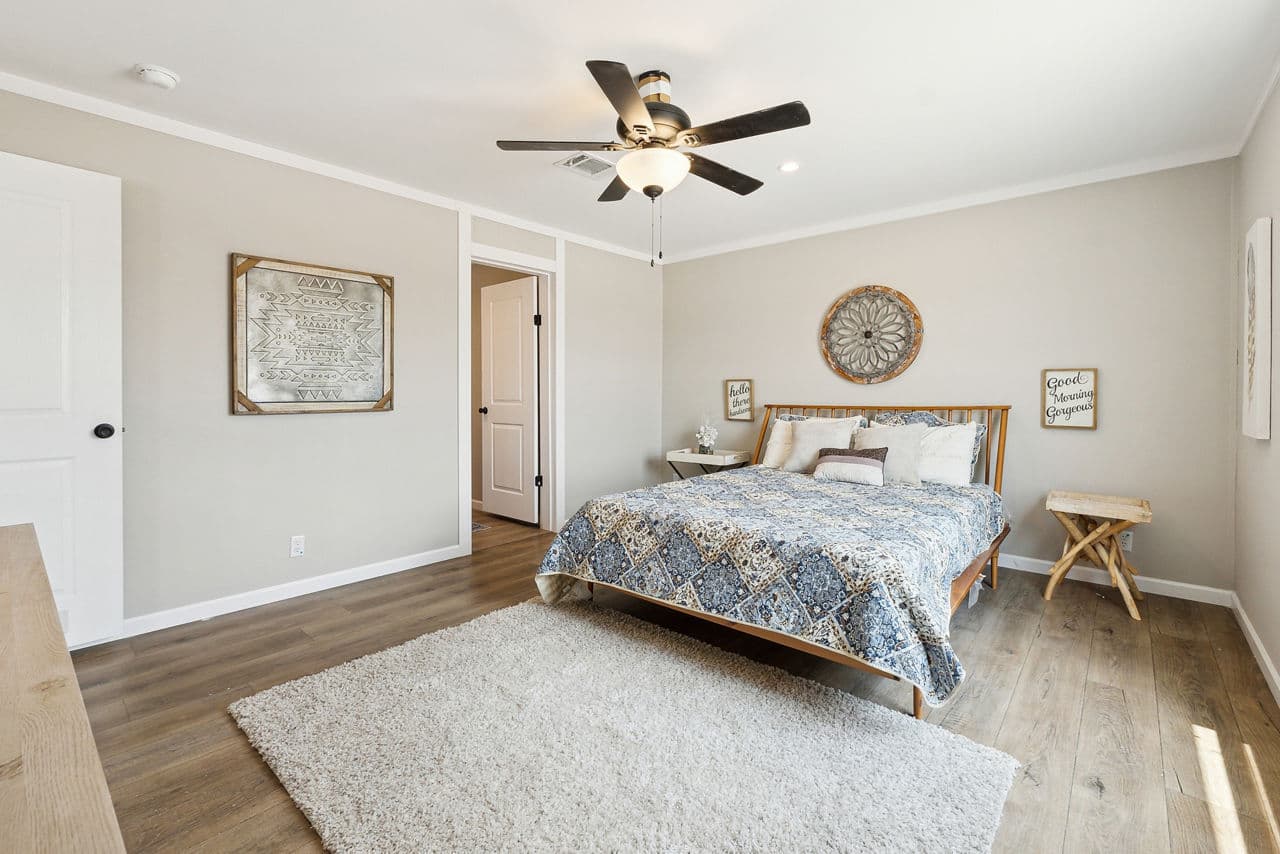 Gateway 2856a bedroom home features