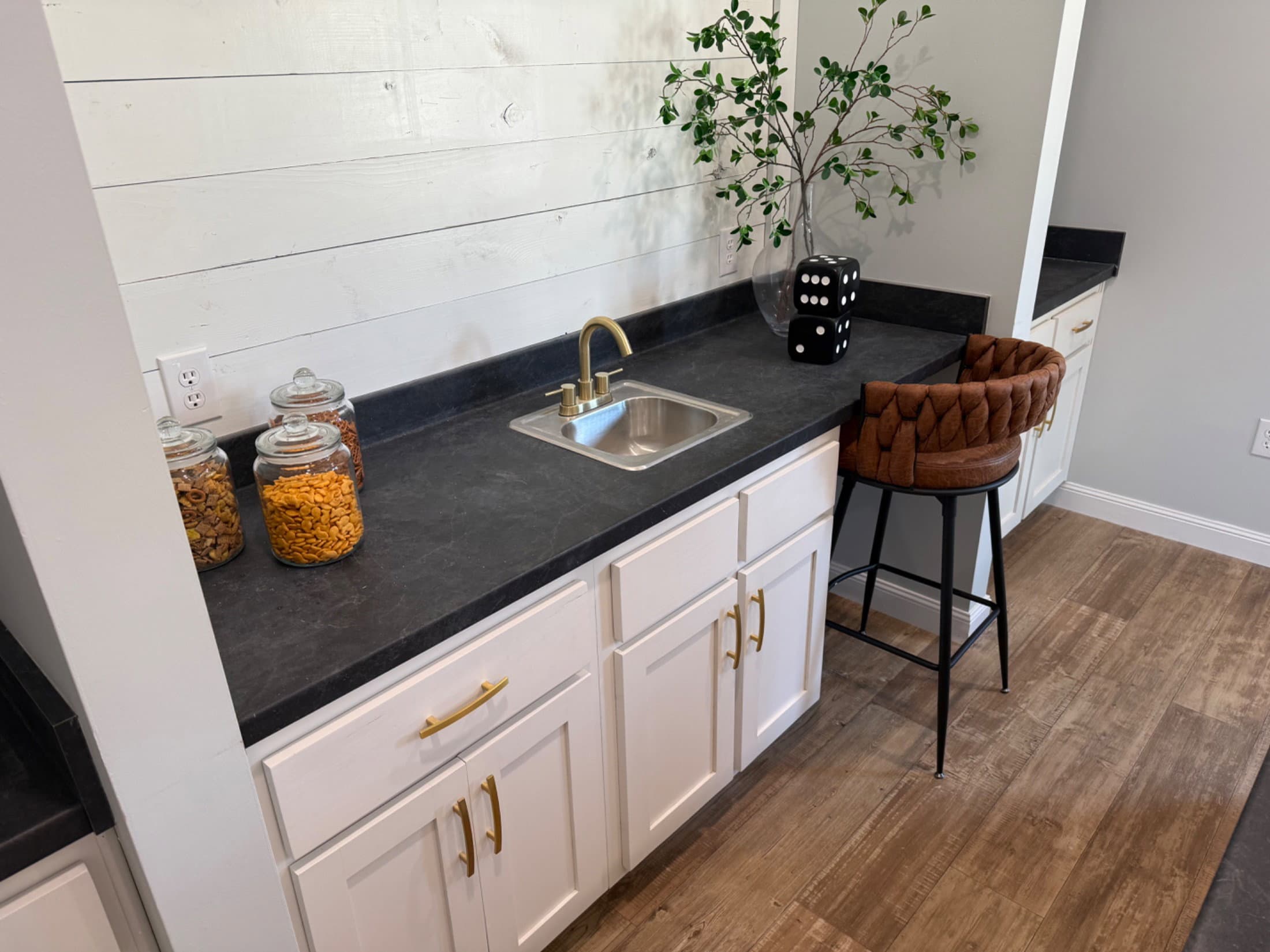 Custom sunshine 2043 lot 16  home features