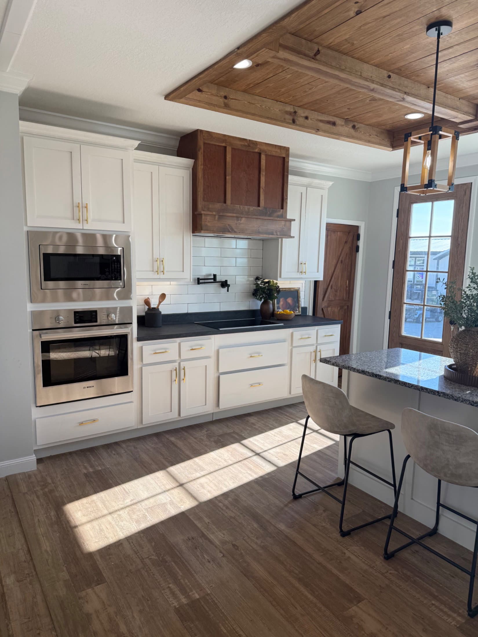 Custom sunshine 2043 lot 16  home features