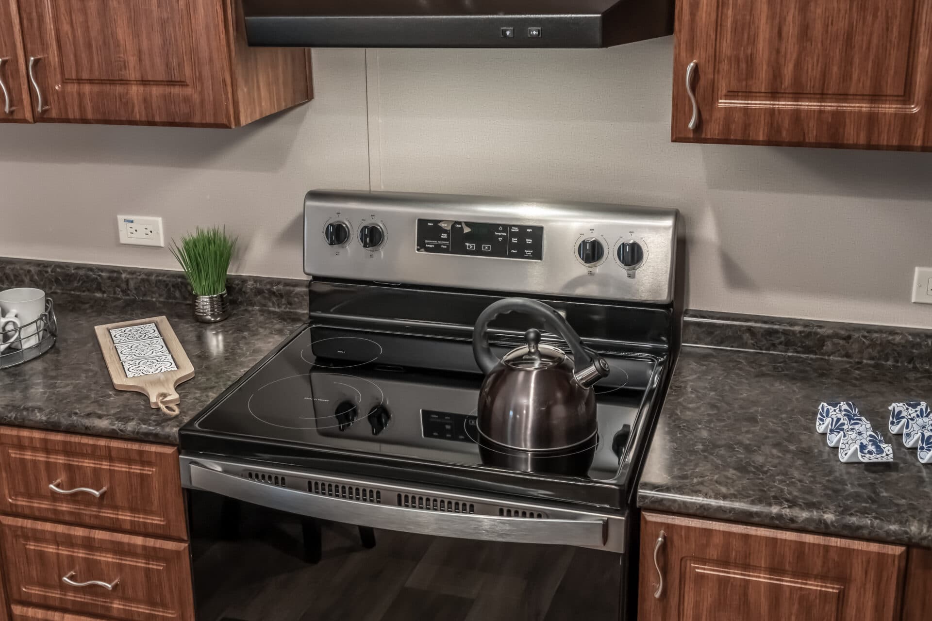 Classic c-1664-32c kitchen home features