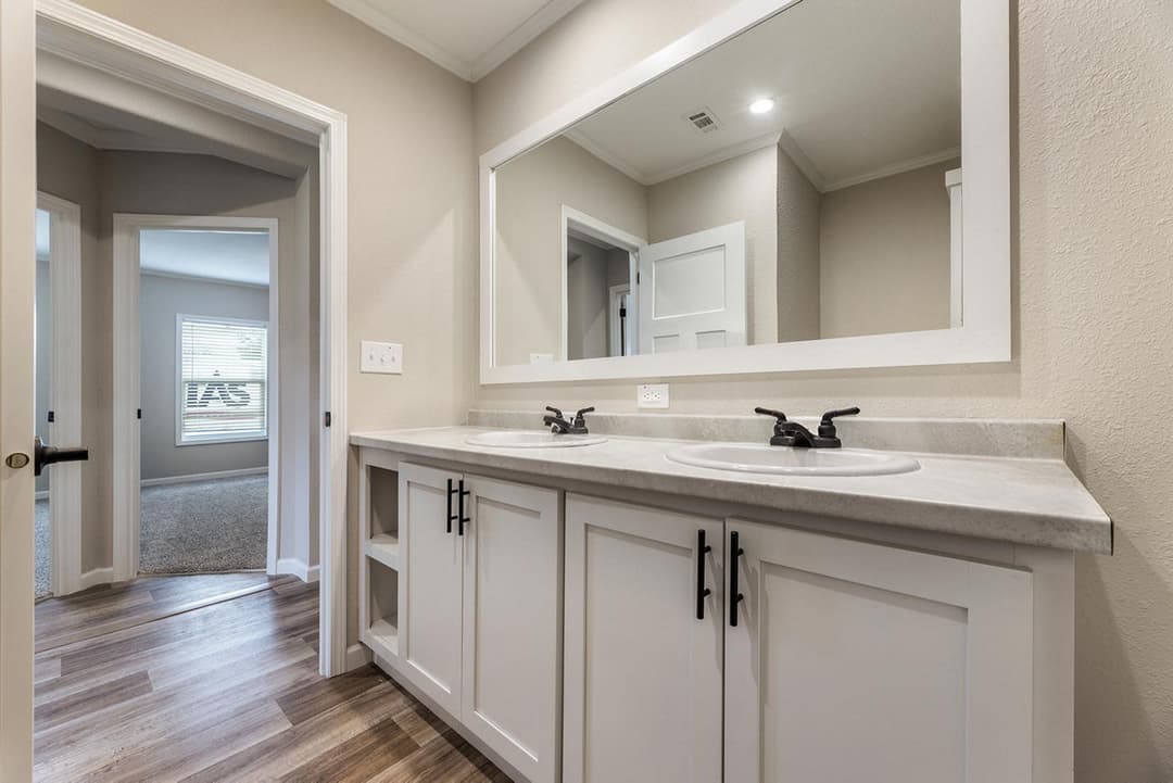 Innovation 3256h bathroom home features