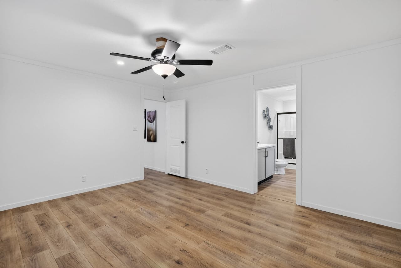 Gateway 2868a bedroom home features