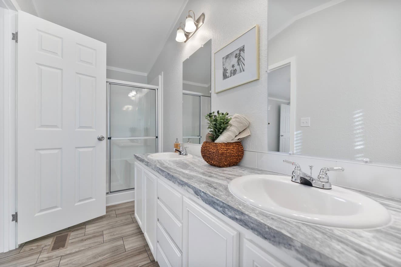 Emerald 16682a bathroom home features