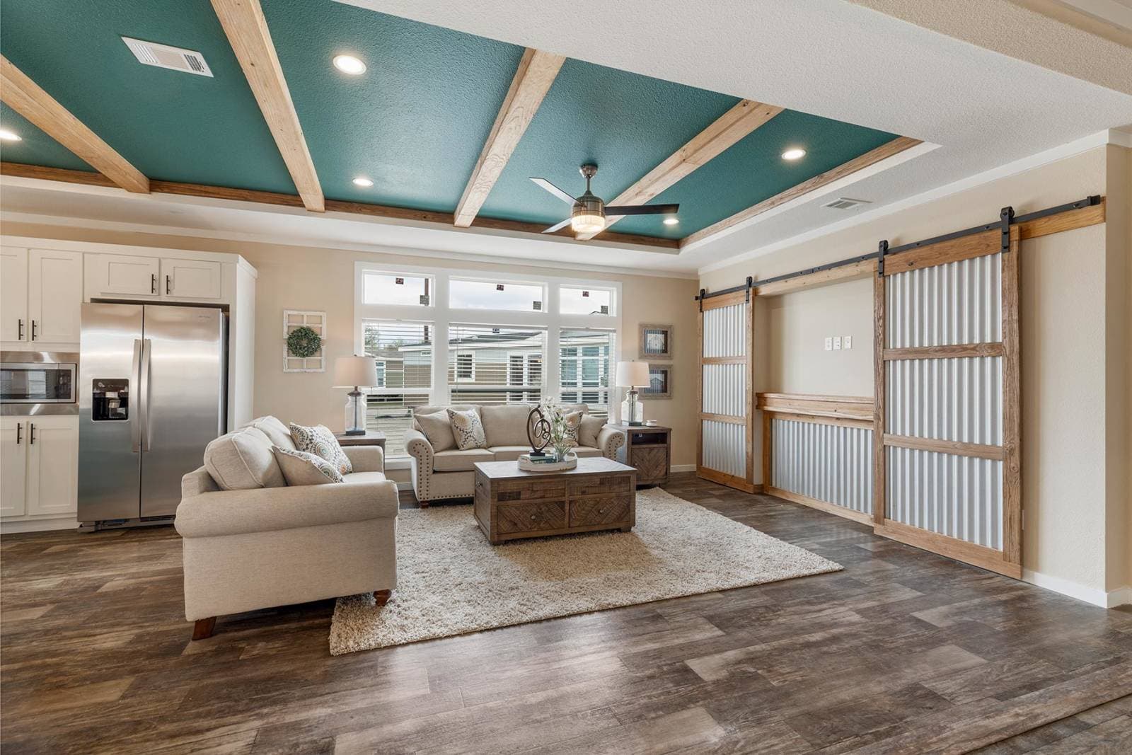 Titan extreme 3272e living room home features